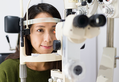 眼科の検査をする女性